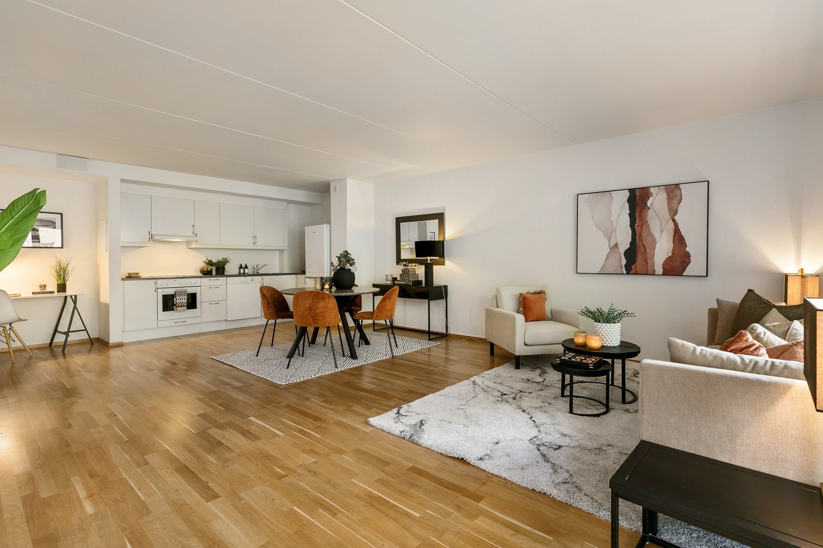 Åpen kjøkkenløsning mot stuen med kjøkkeninnredning fra Norema. Galleribilde