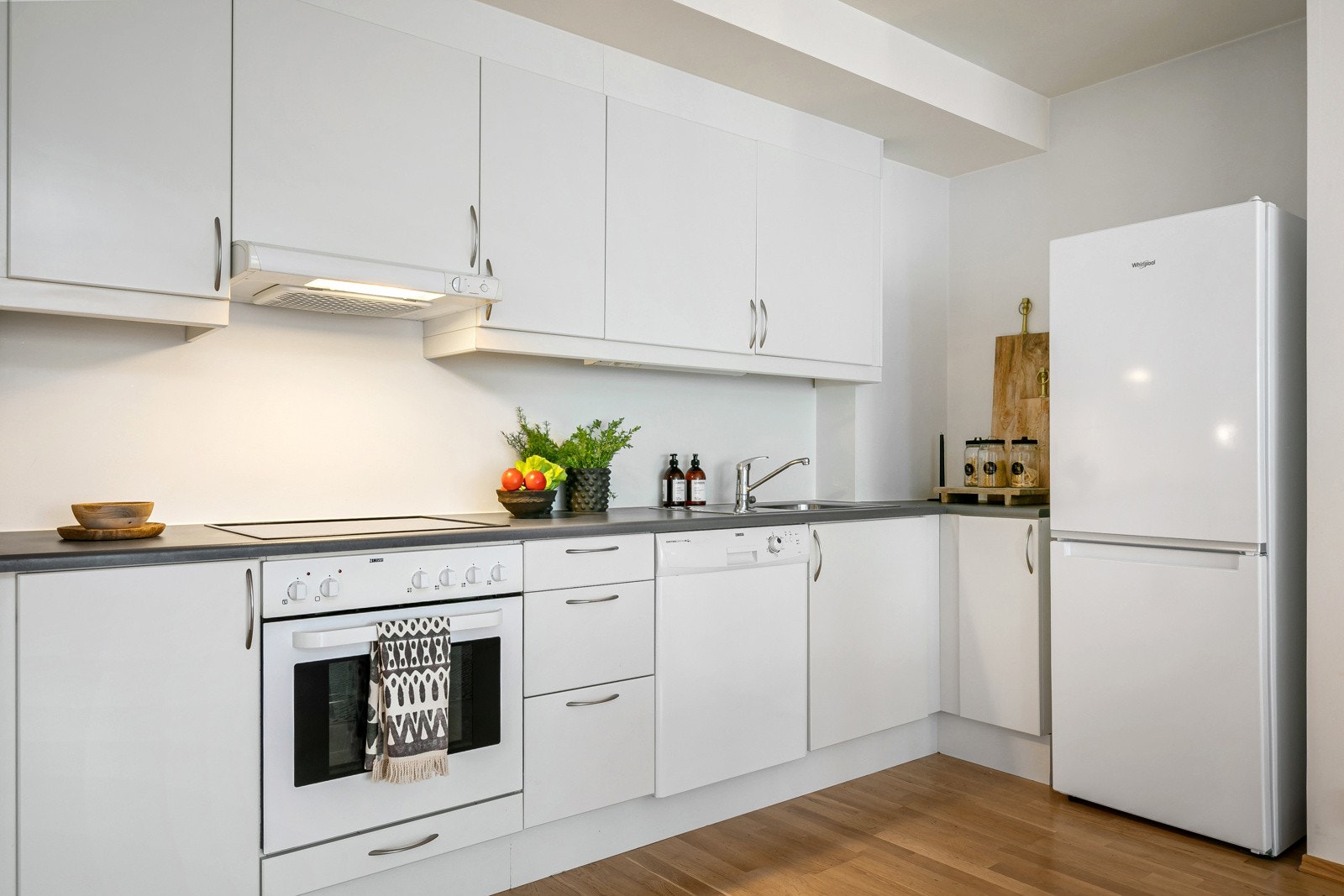 Innredningen har integrerte hvitevarer som platetopp, stekeovn og oppvaskmaskin, samt plass til frittstående kjøleskap. Galleribilde