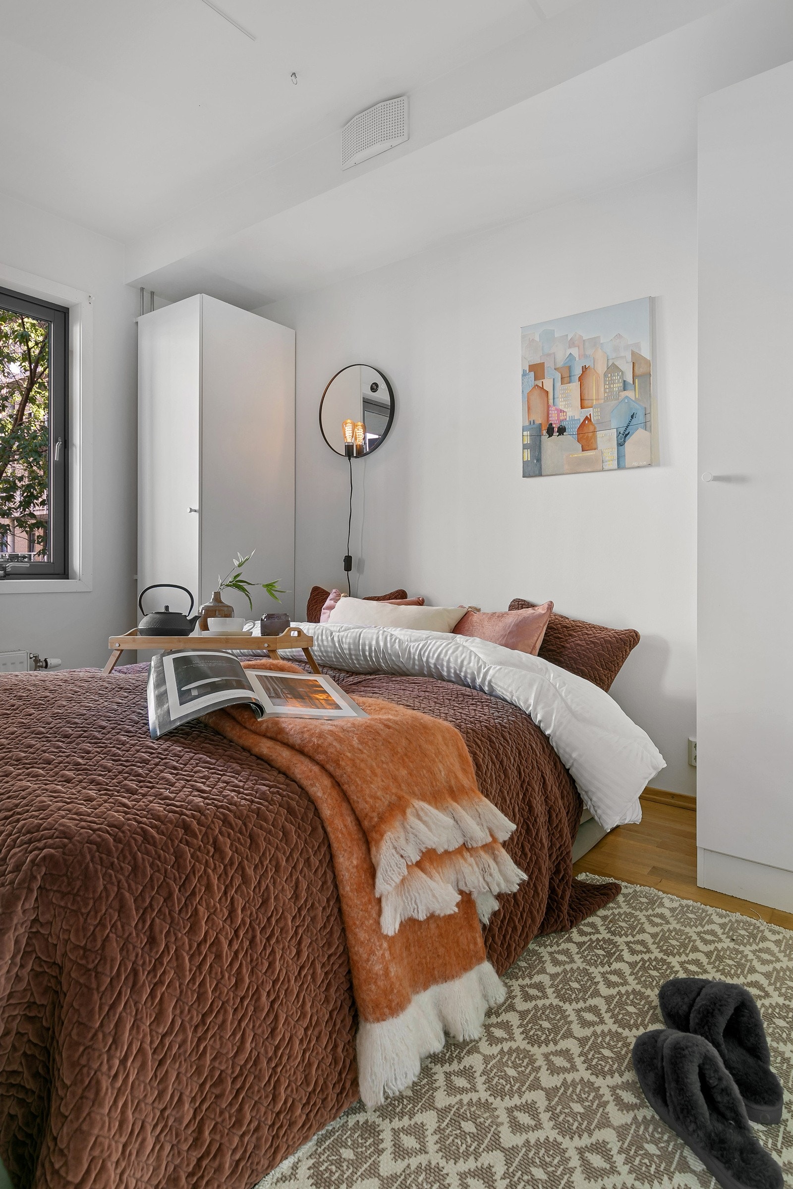 Stor vindusflate sørger for godt innslipp av naturlig lys og skaper en god romfølelse. Galleribilde