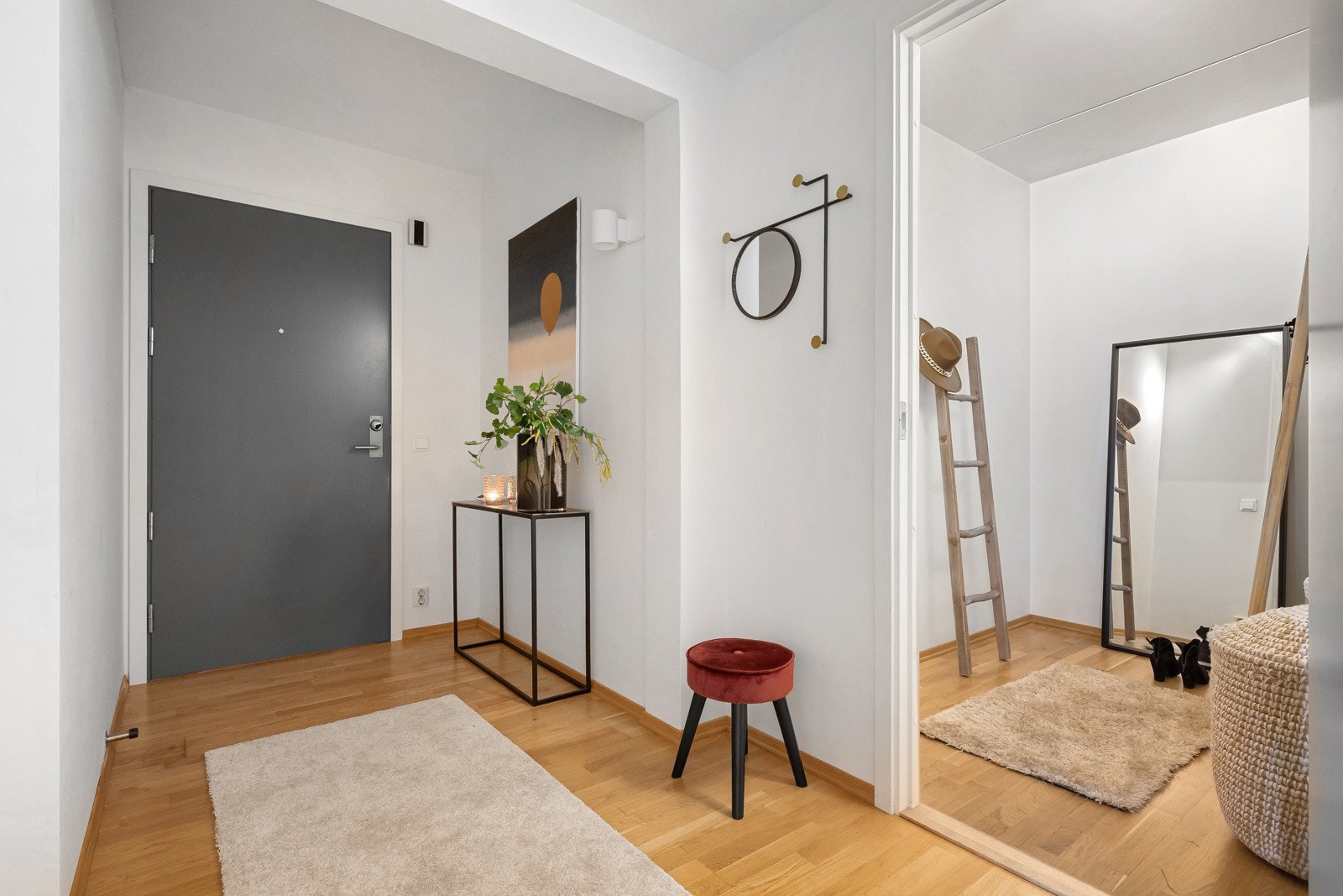 Meget praktisk entré/gang med god plass til oppheng av yttertøy og plassering av sko. Galleribilde