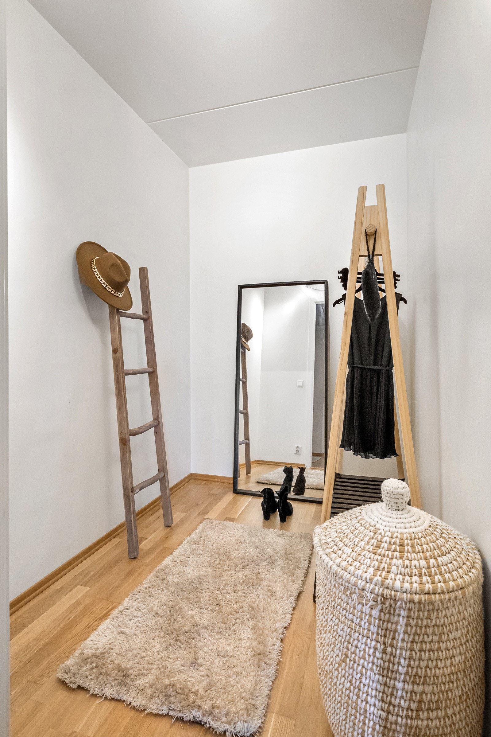 Entréen/gangen har også et tilknyttet omkledningsrom for svært gode oppbevaringsmuligheter hvor man kan innrede med fleksible garderobeløsninger. Omkledningsrommet antas å opprinnelig være byggemeldt som bod. Galleribilde