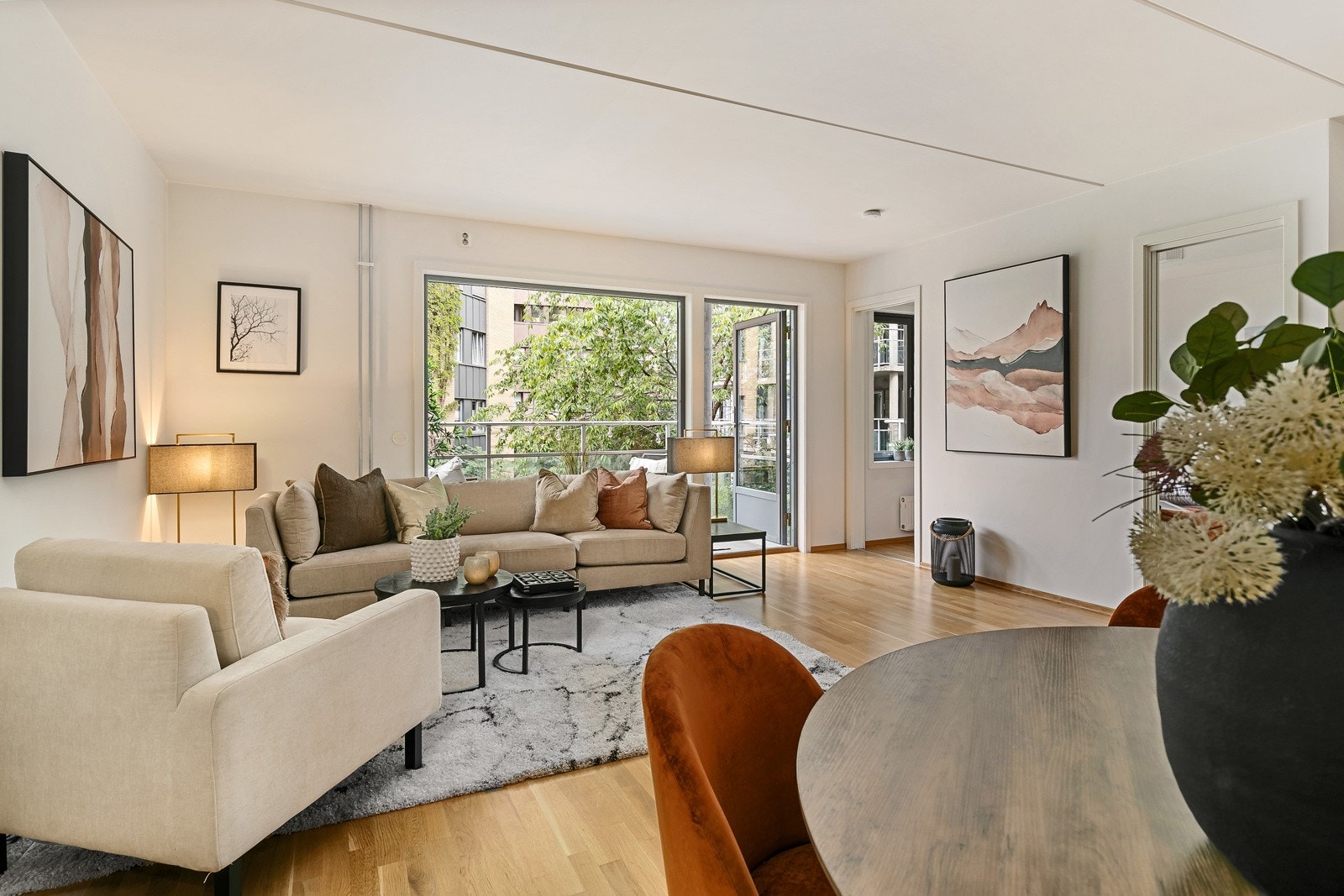 Stuen har naturlige møbleringssoner og er enkel å innrede. Galleribilde