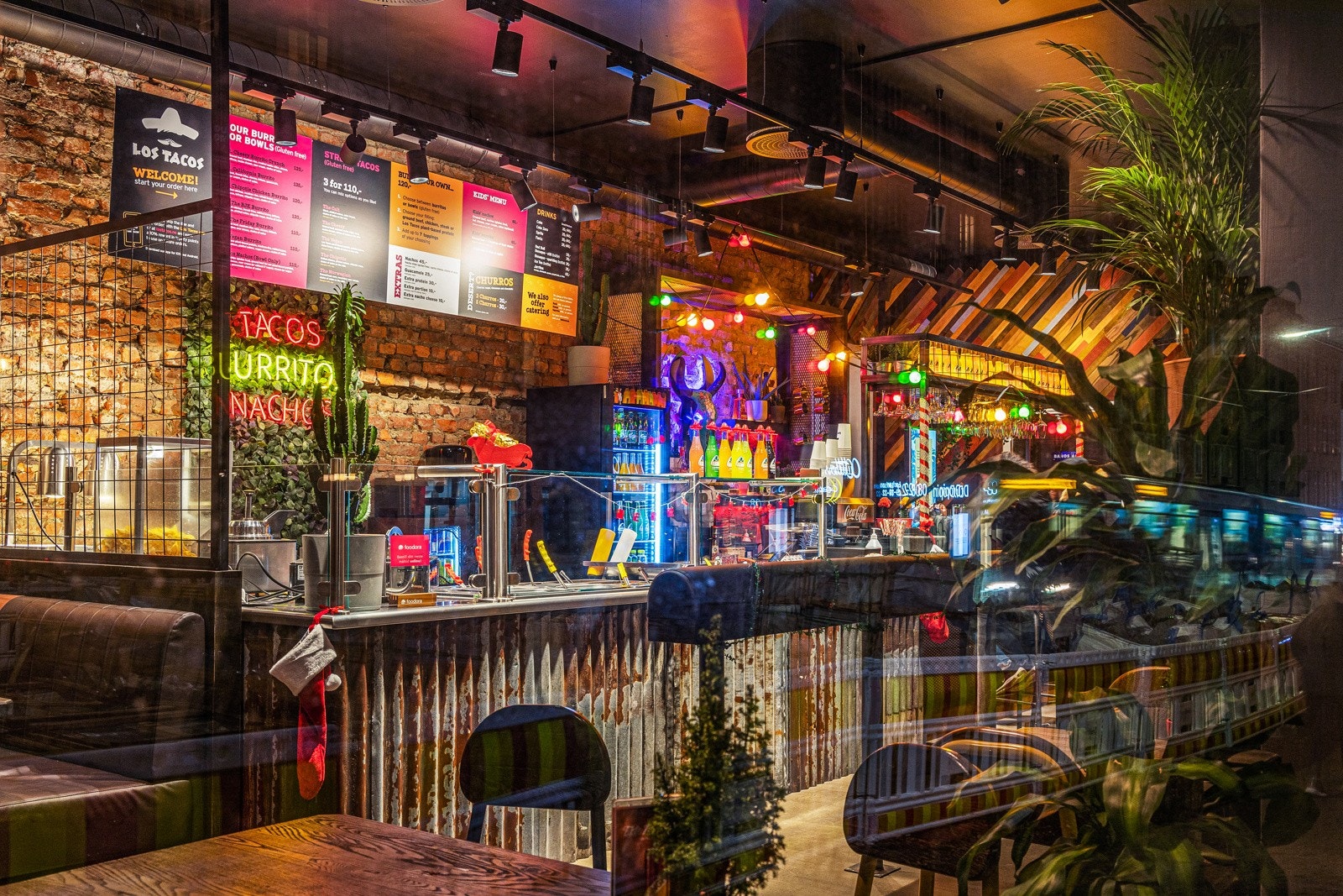 Det er mange spennende restauranter og kaféer i nærområdet. På Grünerløkka får man servert mat fr alle verdenshjørner. Galleribilde