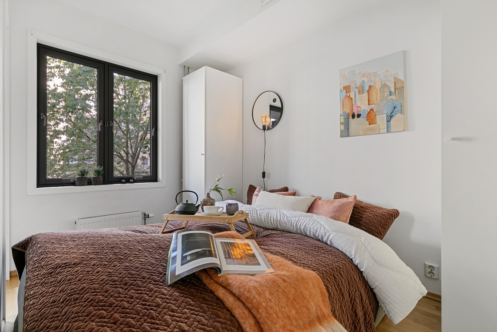 Innbydende soverom med plass til dobbeltseng, nattbord og garderobeskap. Galleribilde