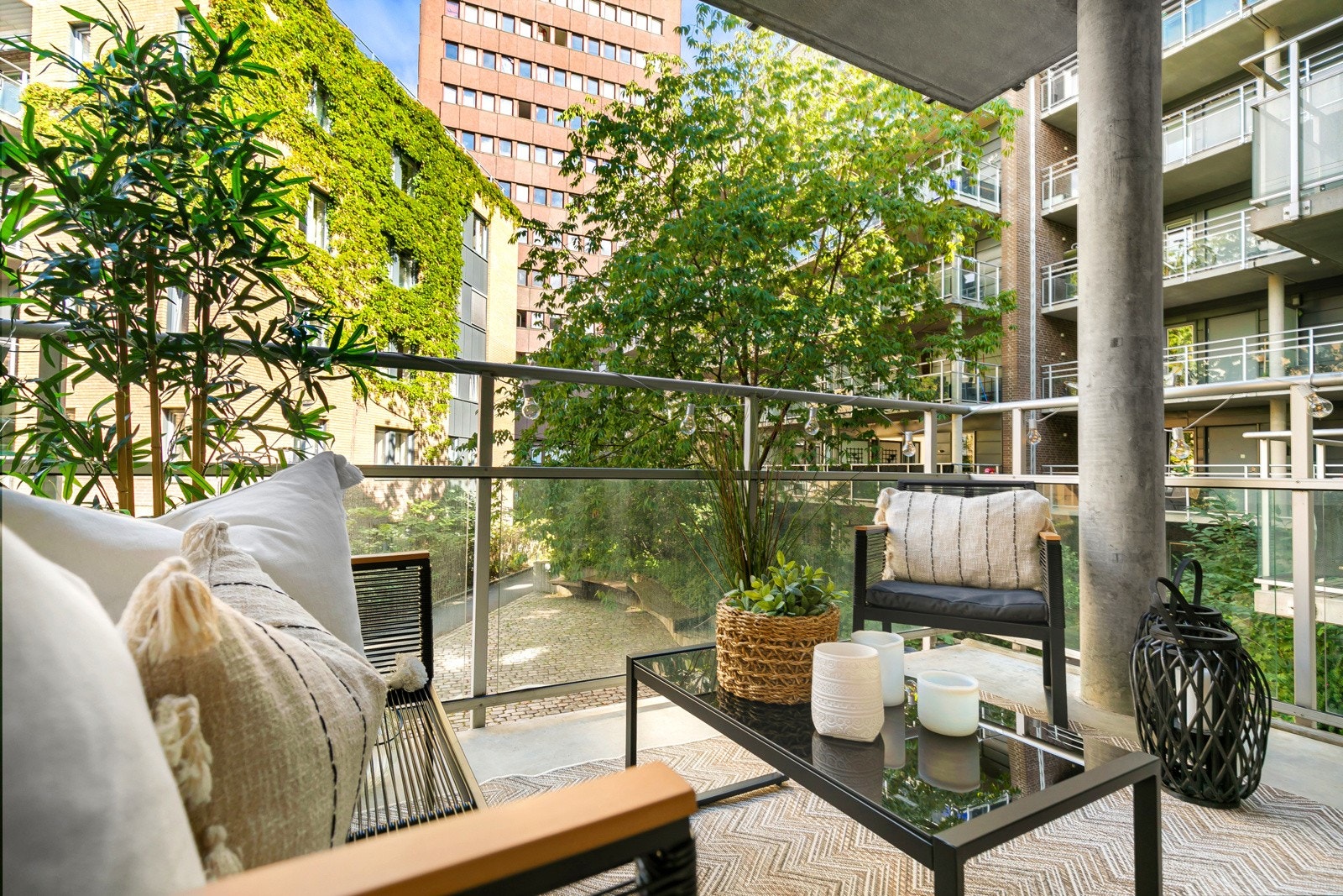 Lekker og romslig 2-roms selveierleilighet med stor nordvestvendt balkong på ca. 8,5 m² som vender ut mot avlukket og parkmessig gårdsrom. Galleribilde