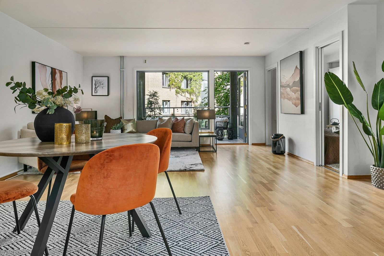 Her bor du luftig til i 2. etasje med en funksjonell planløsning som gir praktiske og romslige rom, samt moderne fasiliteter som trappefri adkomst med heis og tilgang til stor, felles takterrasse med panoramautsikt. Galleribilde