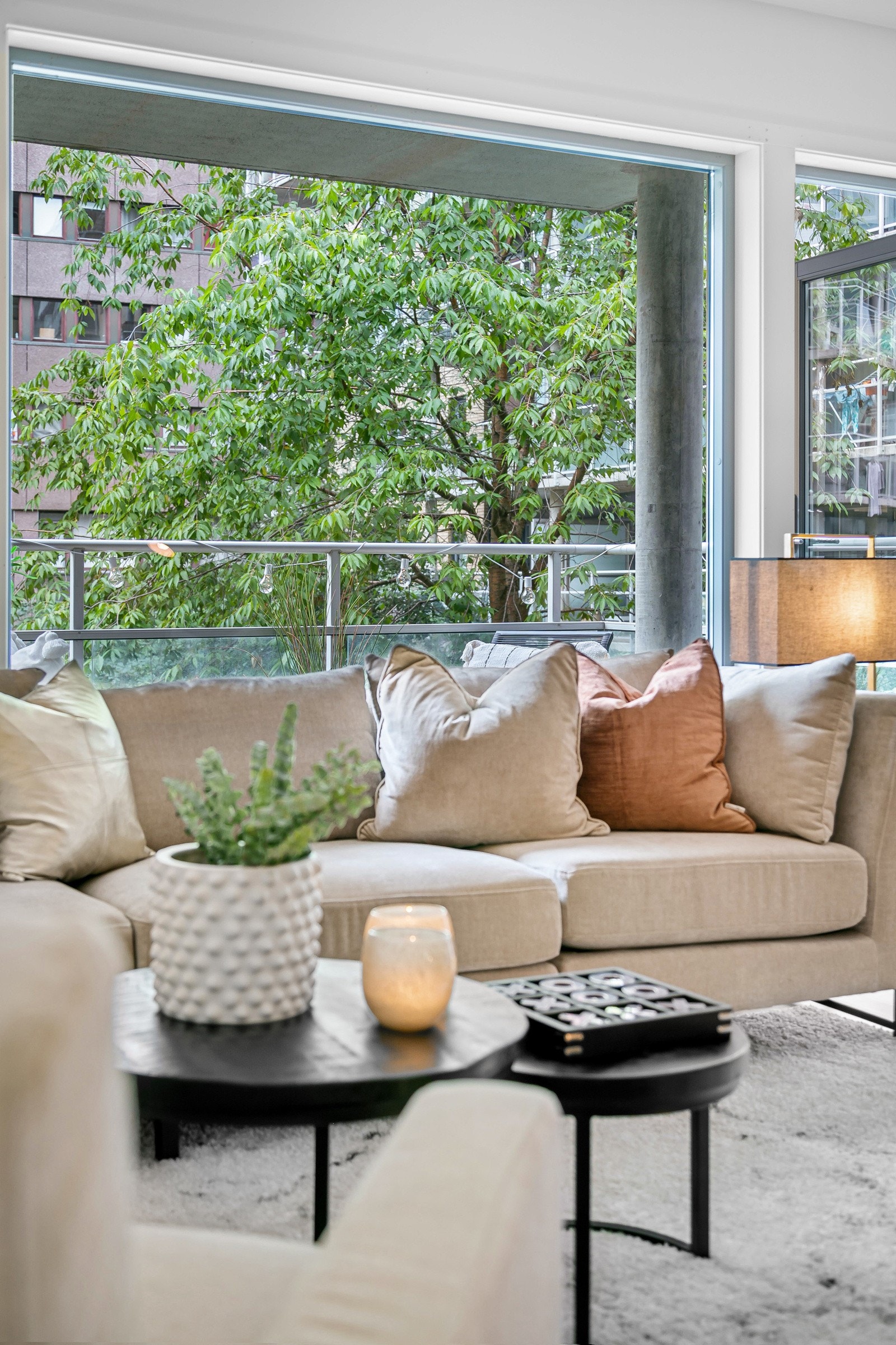 Grønt og frodig utsyn fra stue. Galleribilde