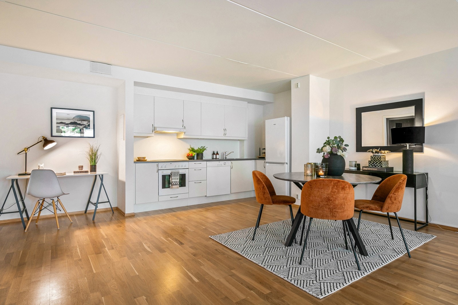 Her er det også plass til kjøkkenøy om man pnsker å utvide kjøkkeninnredningen. Ellers romslig sone med plass til stor spisestue. Galleribilde