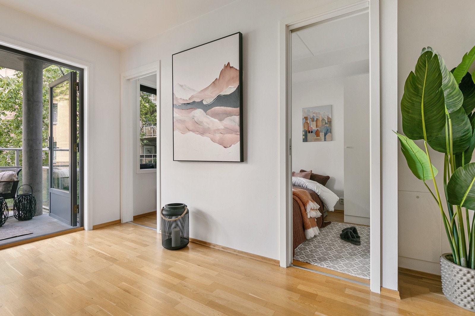 Fra stuen kan man stige inn på leilighetens soverom. Galleribilde