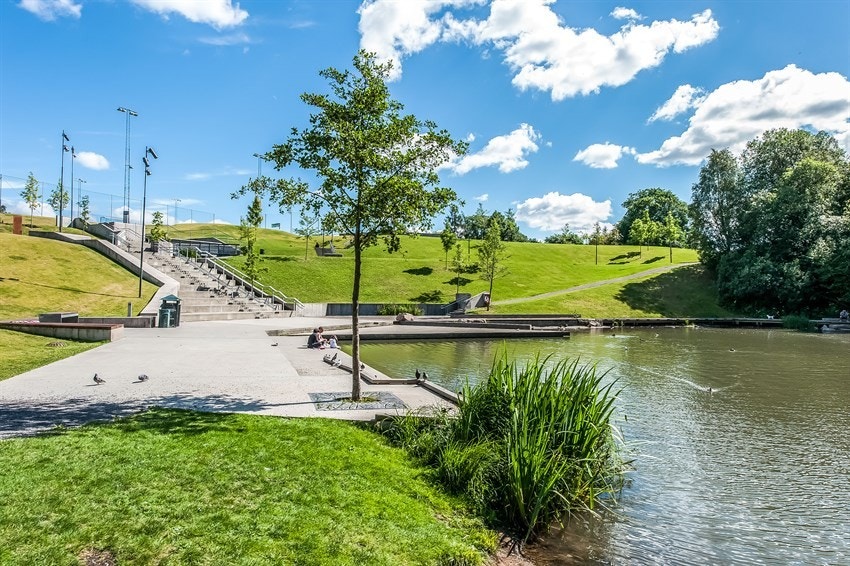 Vi har flere fine turområder i nærheten. Her fra nye Grorudparken som kan være et yndet mål for turen. Galleribilde