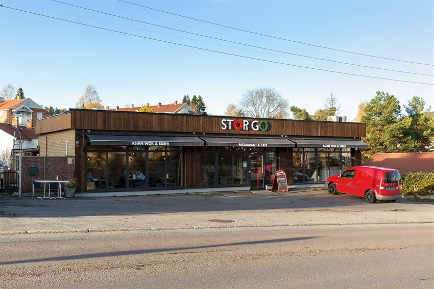 Vi har flere spisesteder rett i nærheten. Her fra Stop & Go som er særdeles populært både på grunn av den gode maten og de koselige lokalene. Galleribilde