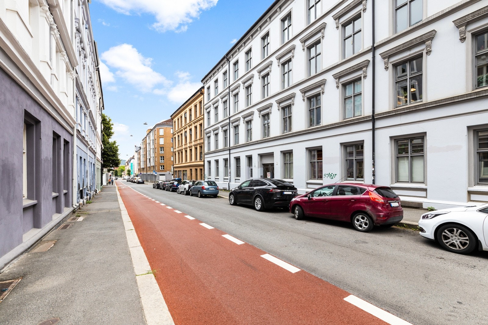 Leiligheten befinner seg er en enveiskjørt og rolig gate. Det er gode parkeringsmuligheter i området. Galleribilde