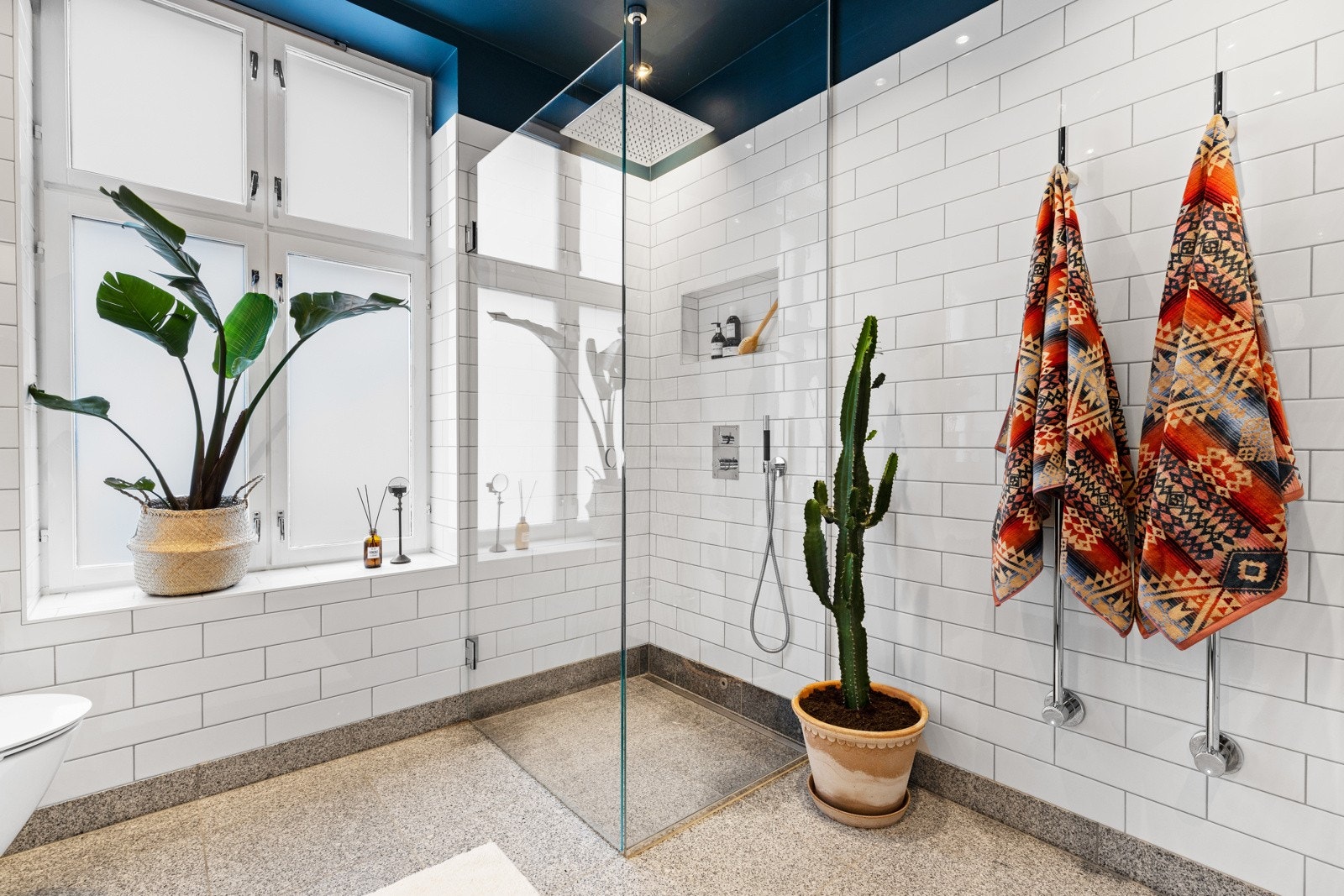 Også på dette rommet er det stort og klassisk vindu som sørger for innslipp av rikelig med naturlig sollys. Galleribilde