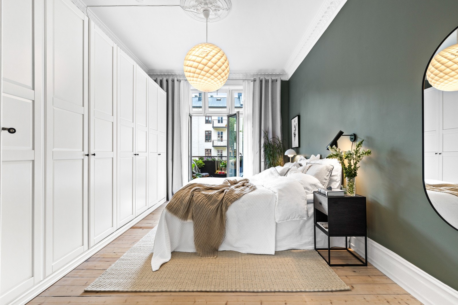 Legg også her merke til stukkaturen, rosetten og de høye gulvlistene. De høye gulvlistene er for øvrig i hele leiligheten hvor det ikke er brystpanel. Galleribilde