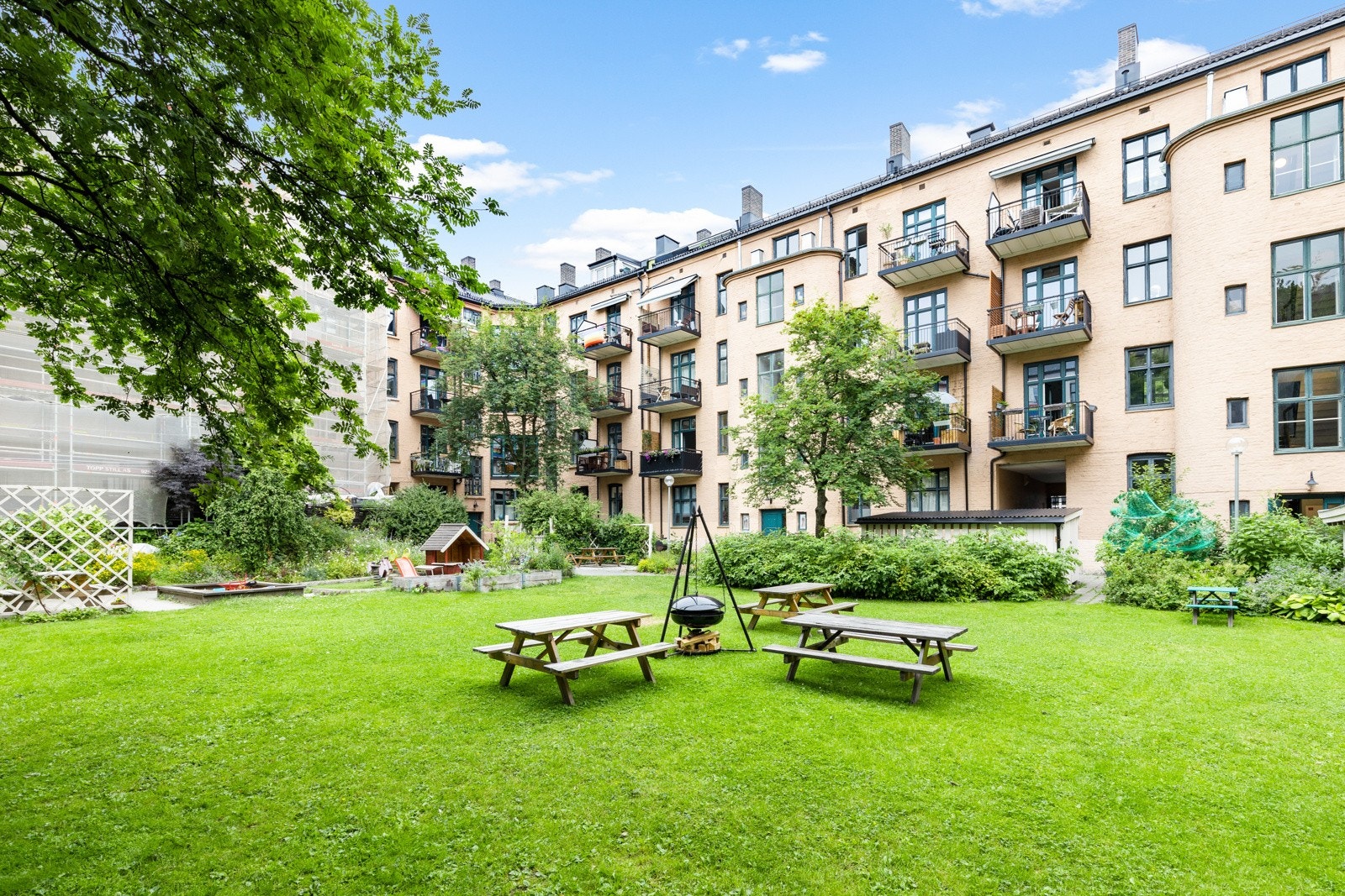 Bakgården er av det veldig hyggelige slaget. Galleribilde