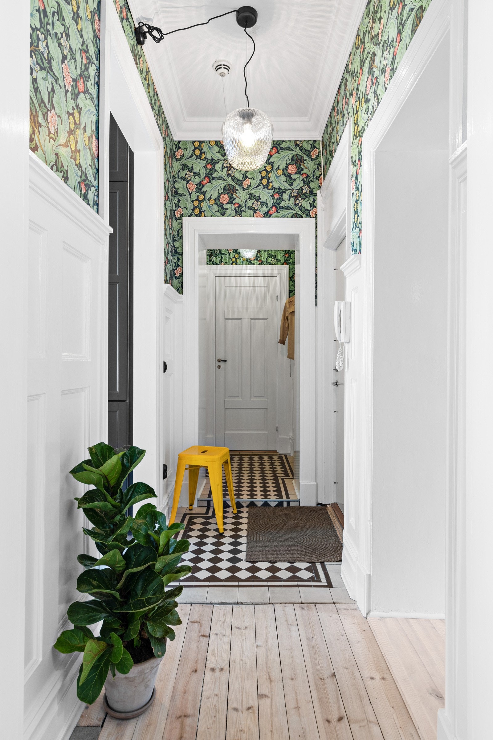 Velkommen inn! Legg merke til den gode takhøyden og det klassiske preget i hele leiligheten. Galleribilde