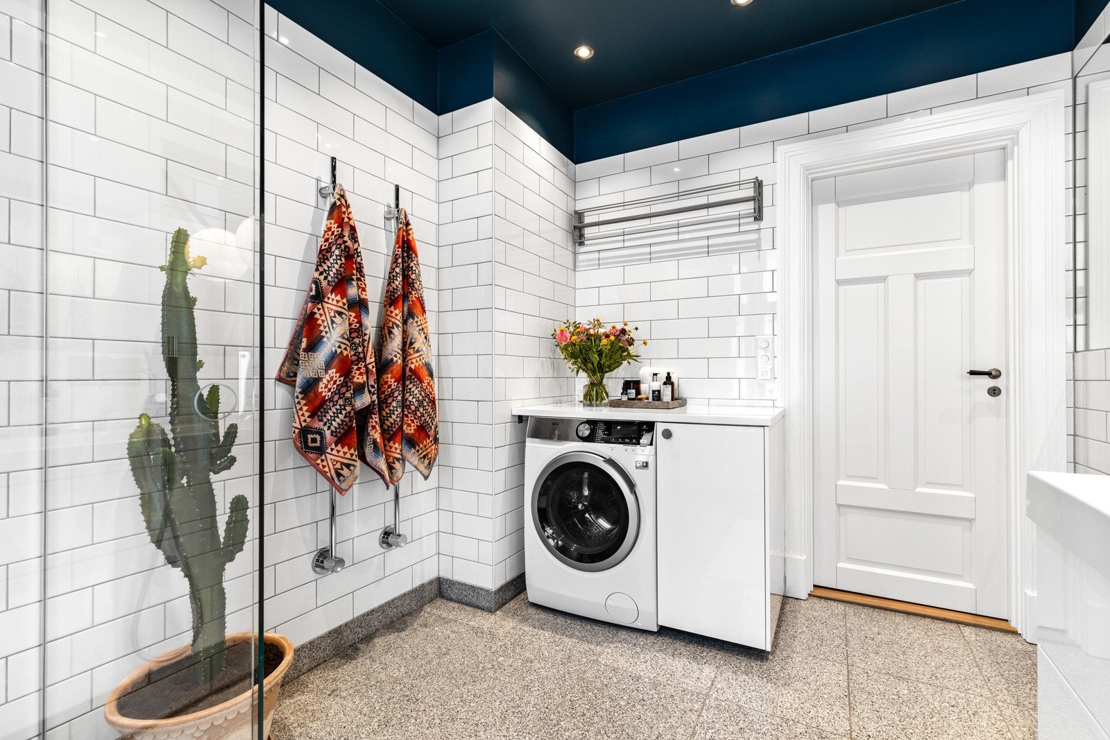 Legg også merke til kontrastfargen i taket som hever det eksklusive uttrykket på badet. Galleribilde