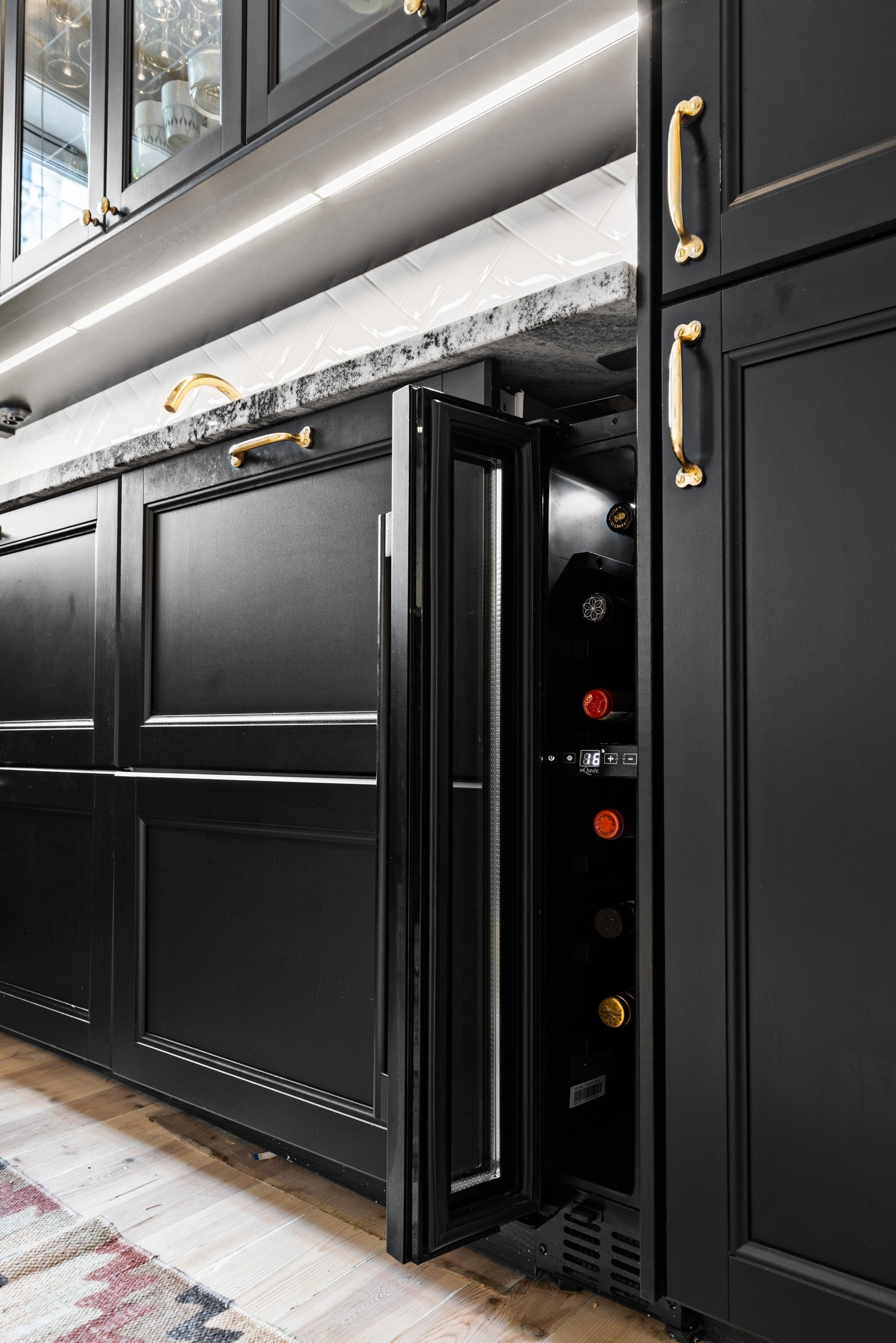 Vinkjøler er integrert i kjøkkenet. Galleribilde