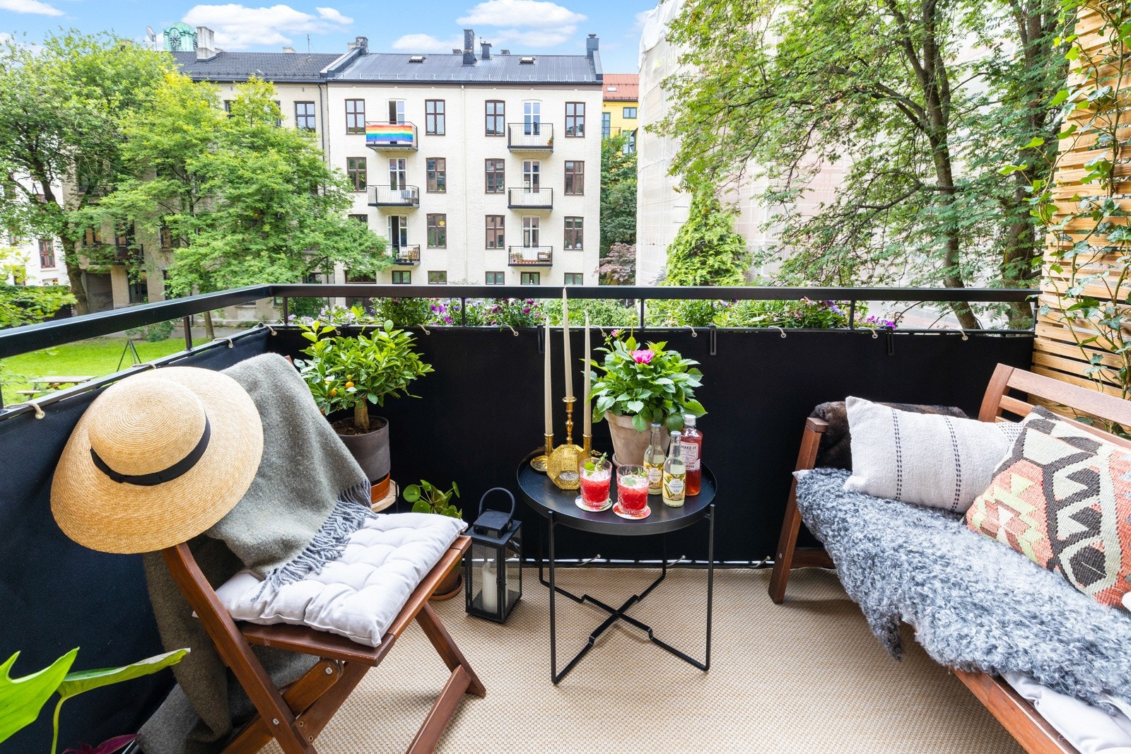 Balkongen på 3,5 kvm er sydvest vendt og har med det veldig gode solforhold. Galleribilde