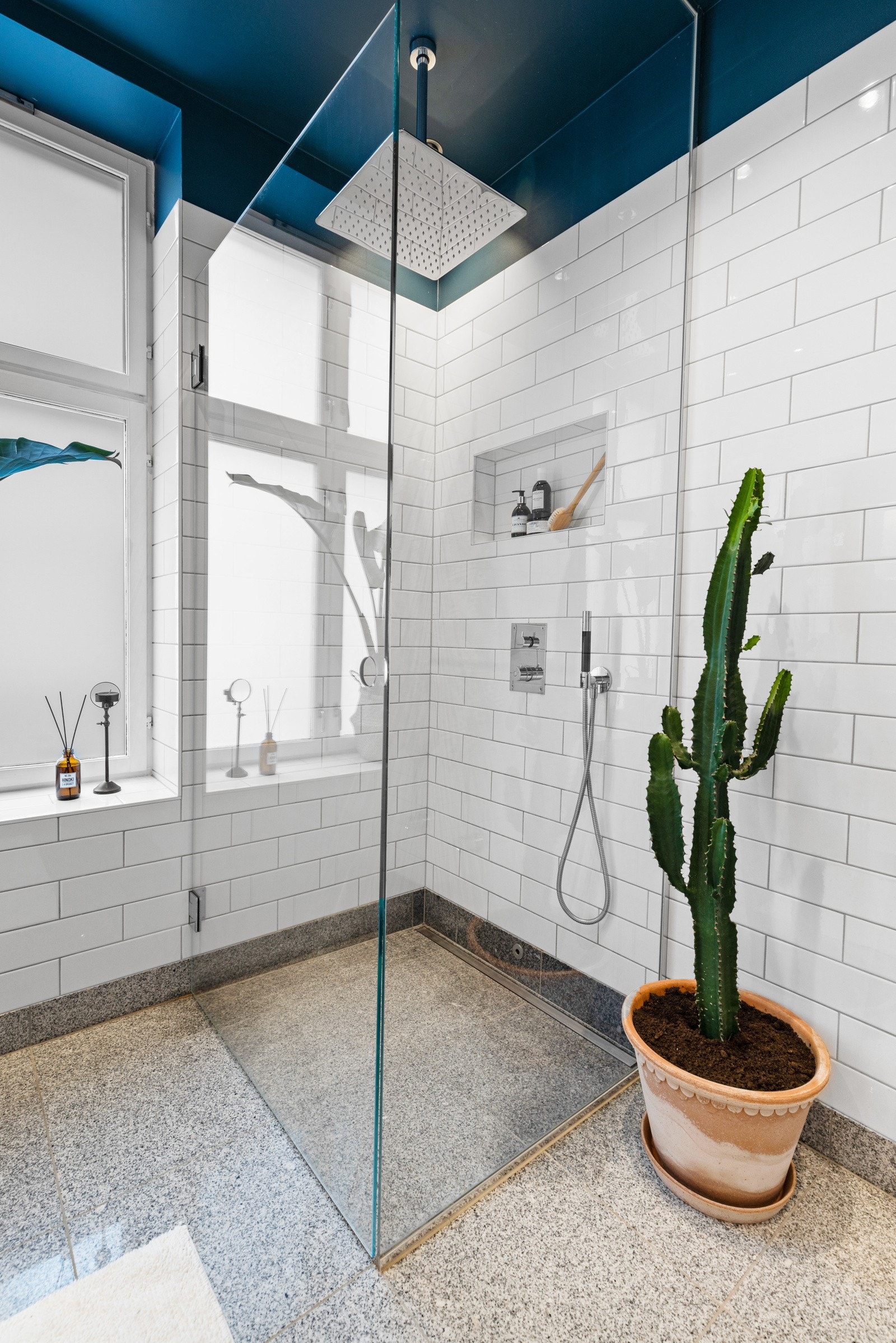 Den store regndusjen har nedfelte fliser. Det er også downlightbelysning på badet. Galleribilde