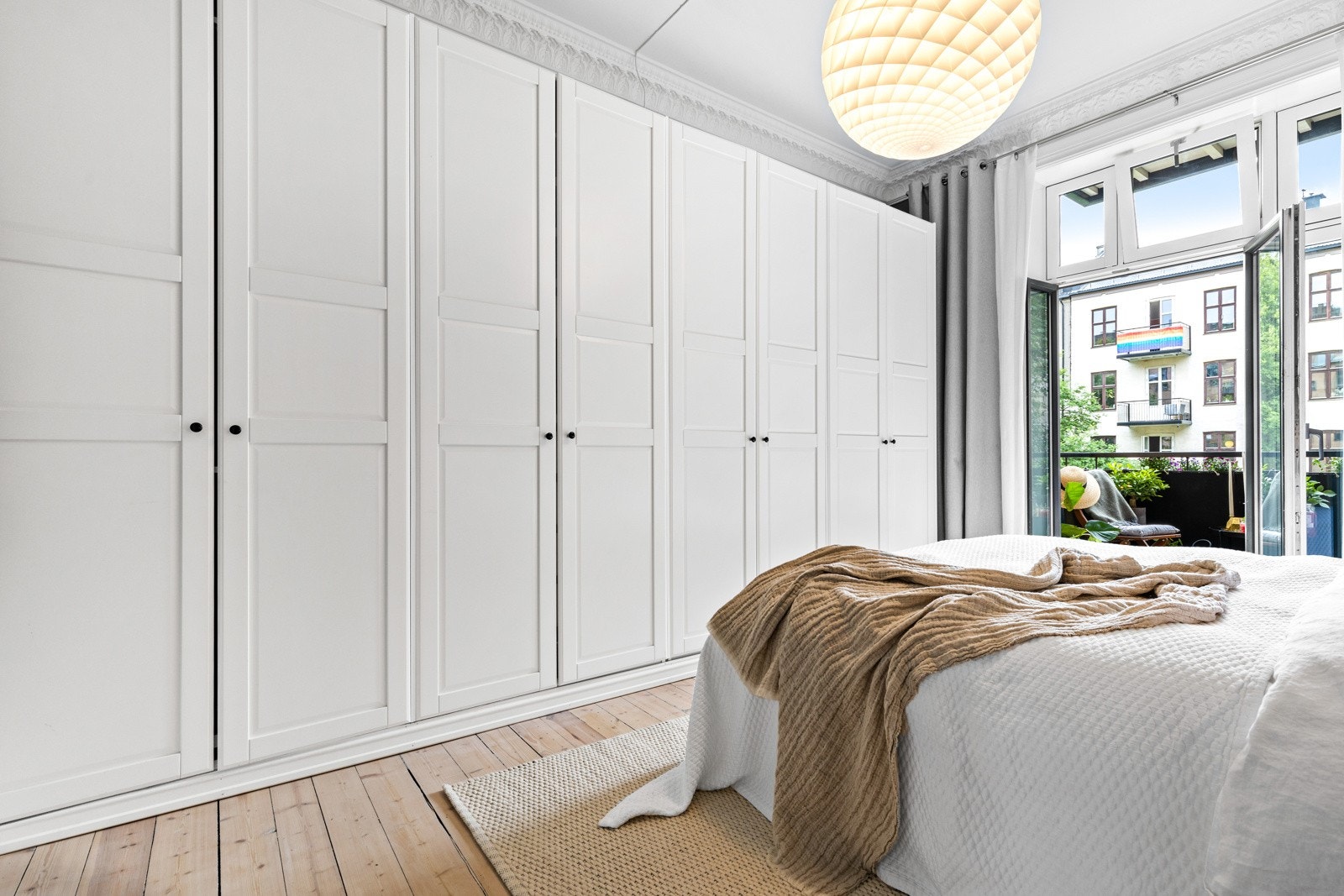 Rommet har vanvittig mye oppbevaring i form av garderobeskapet som strekker seg fire meter langt. Galleribilde