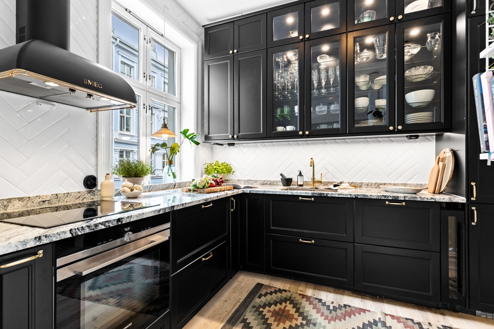 Kjøkken er nytt fra 2018 og fremstår i likhet med resten av leiligheten som strøkent. Galleribilde