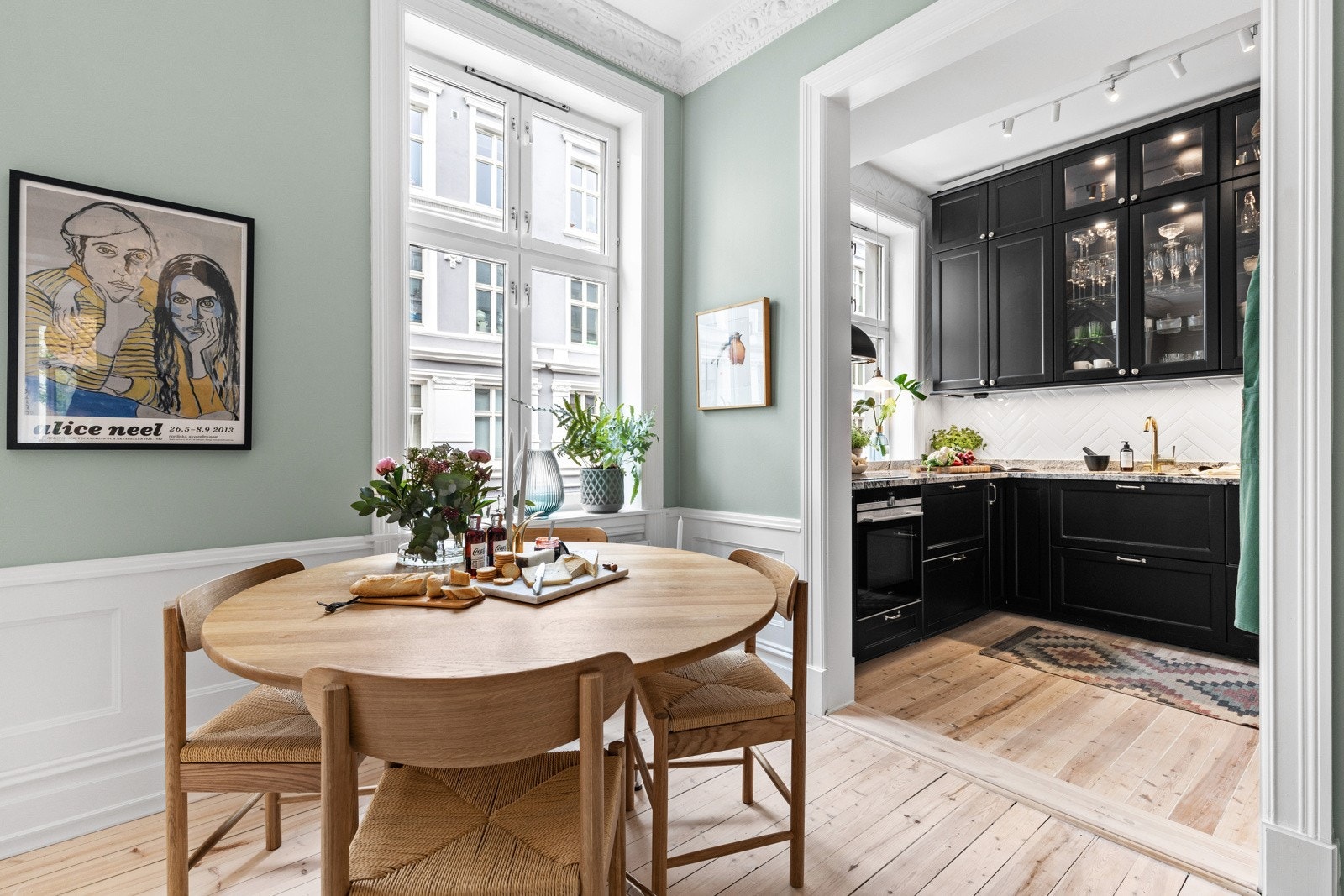 Den delvis åpne løsningen mellom stuen og kjøkkenet sørger for en sosial atmosfære hvor man kan ha samtaler du gjester på stuen samtidig som du lager mat. Galleribilde