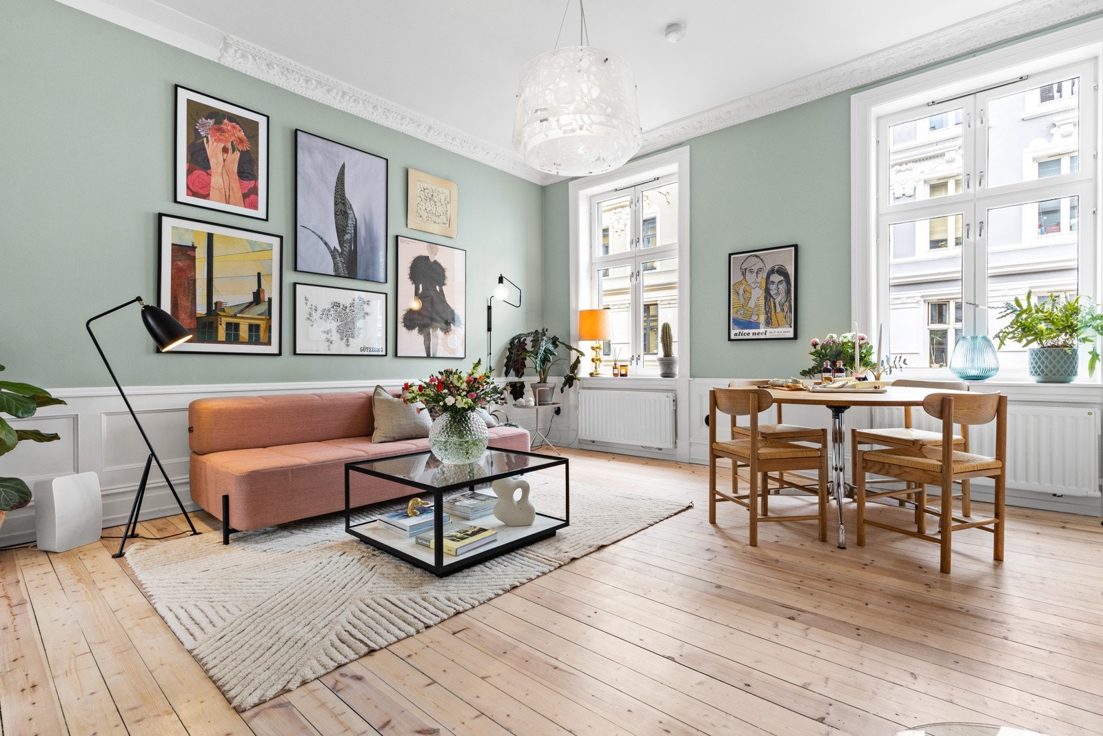 Så fort man kommer inn i stuen legger man øyeblikkelig merke til de klassiske detaljene som stukkatur, rosett og brystpanelet. Galleribilde