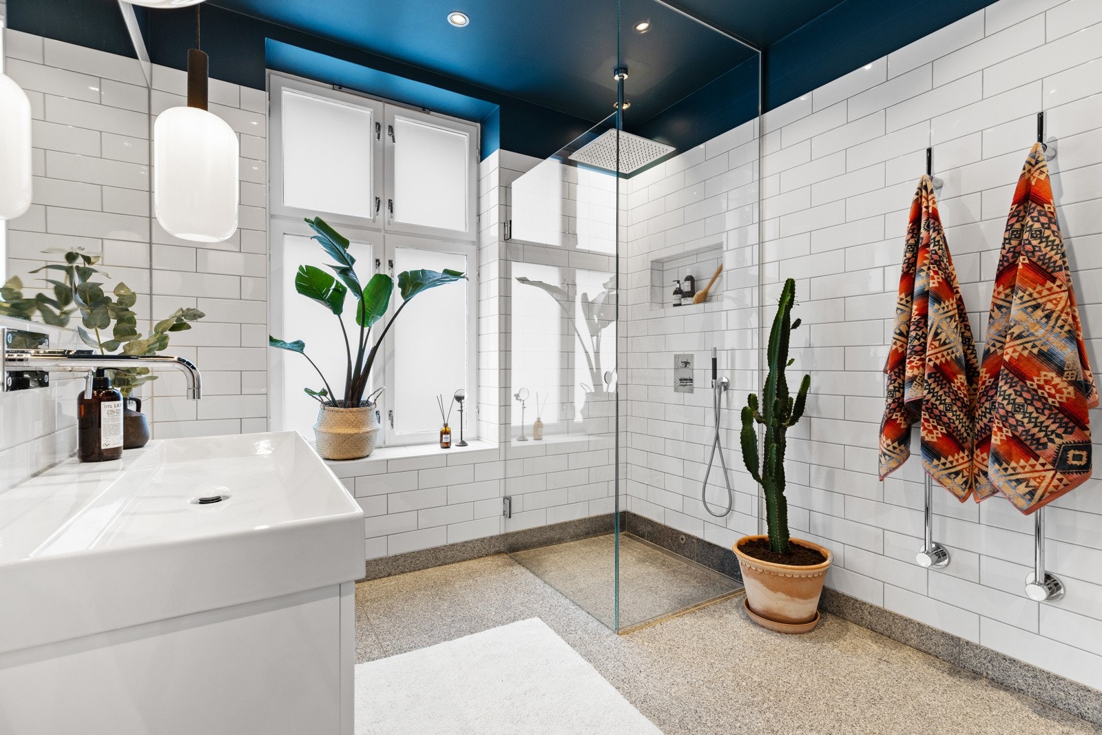 Badet er av det veldig romslige slaget og fremstår som utrolig lekkert med granitt av høy kvalitet på gulv og fliser på veggene. Galleribilde