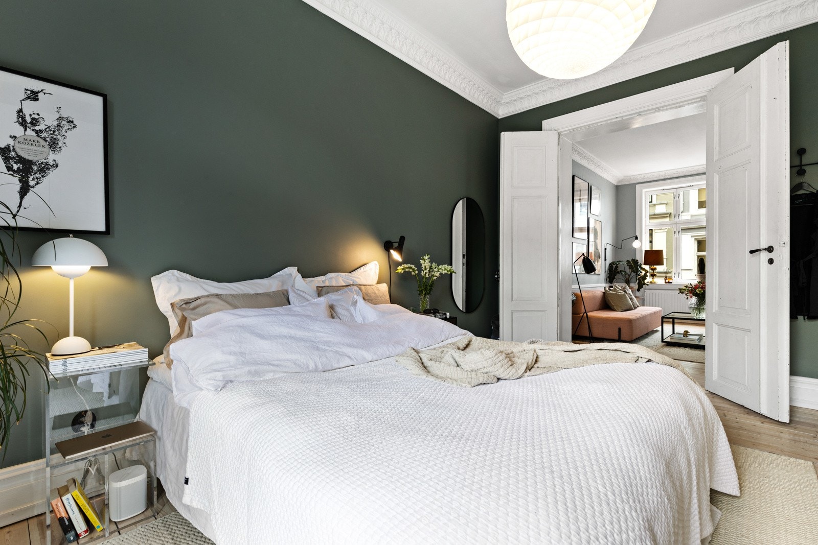 Leiligheten har to soverom; dette er hovedsoverommet og er i direkte tilknytning til stuen. Legg også merke til de nydelige fløyelsdørene mellom stuen og soverommet. Galleribilde