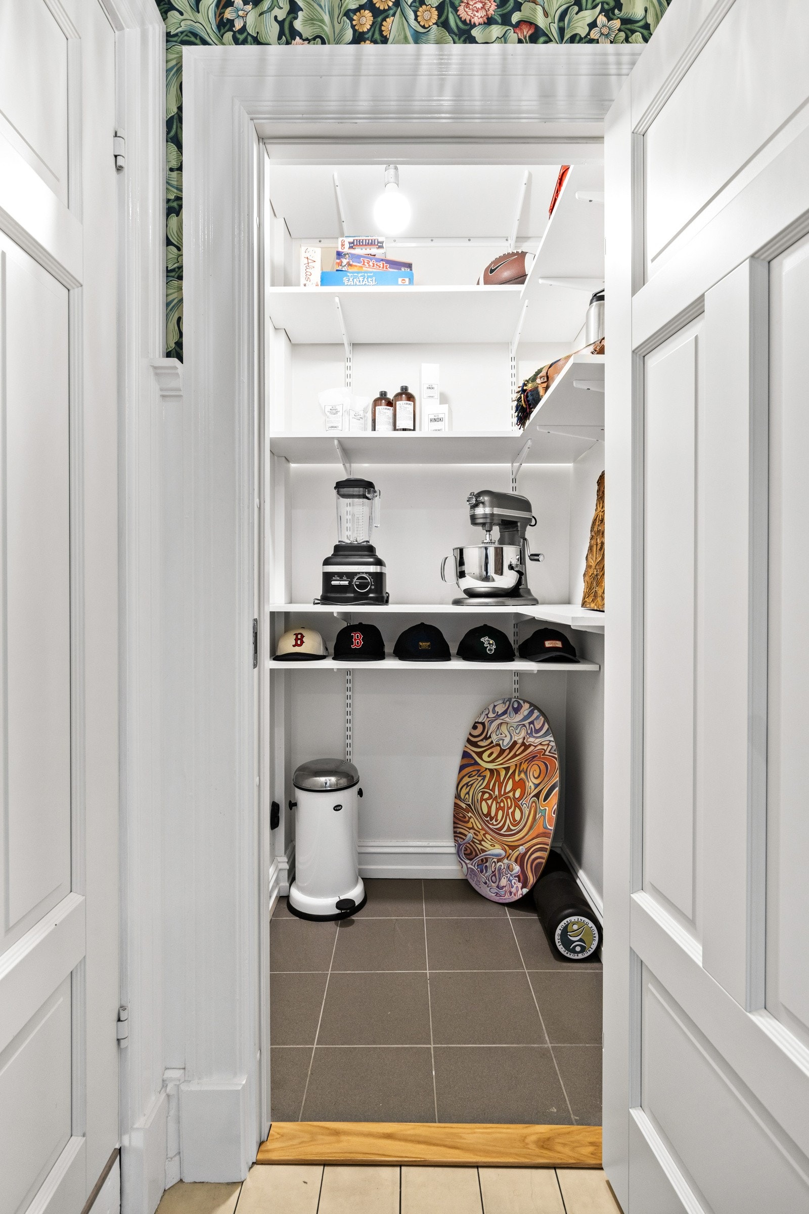 Praktisk bodrom i tilknytning til entrèen. Galleribilde