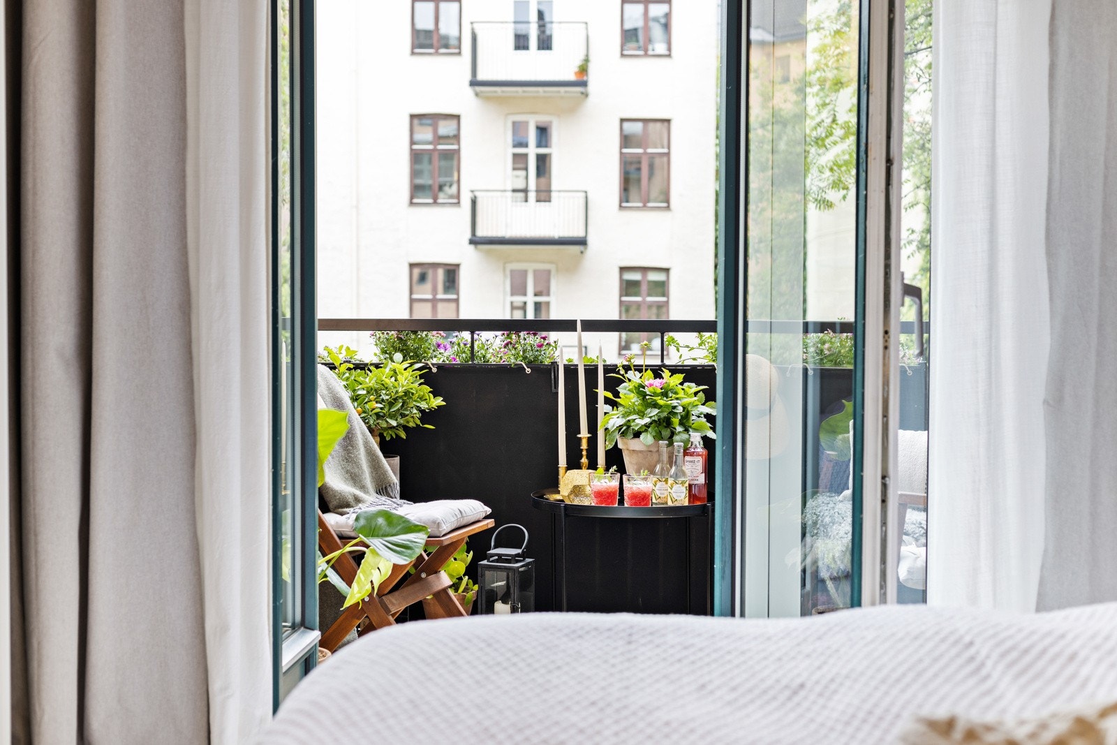 Balkongen er bare noen skritt ut fra sengekanten. Galleribilde