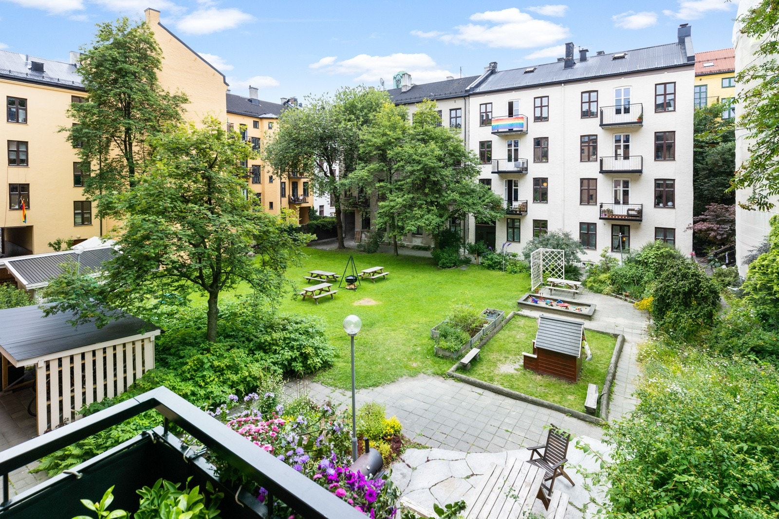 Fint utsyn fra balkongen over grøntarealet i bakgården. Begge soverommene vender ut mot bakgård. Galleribilde