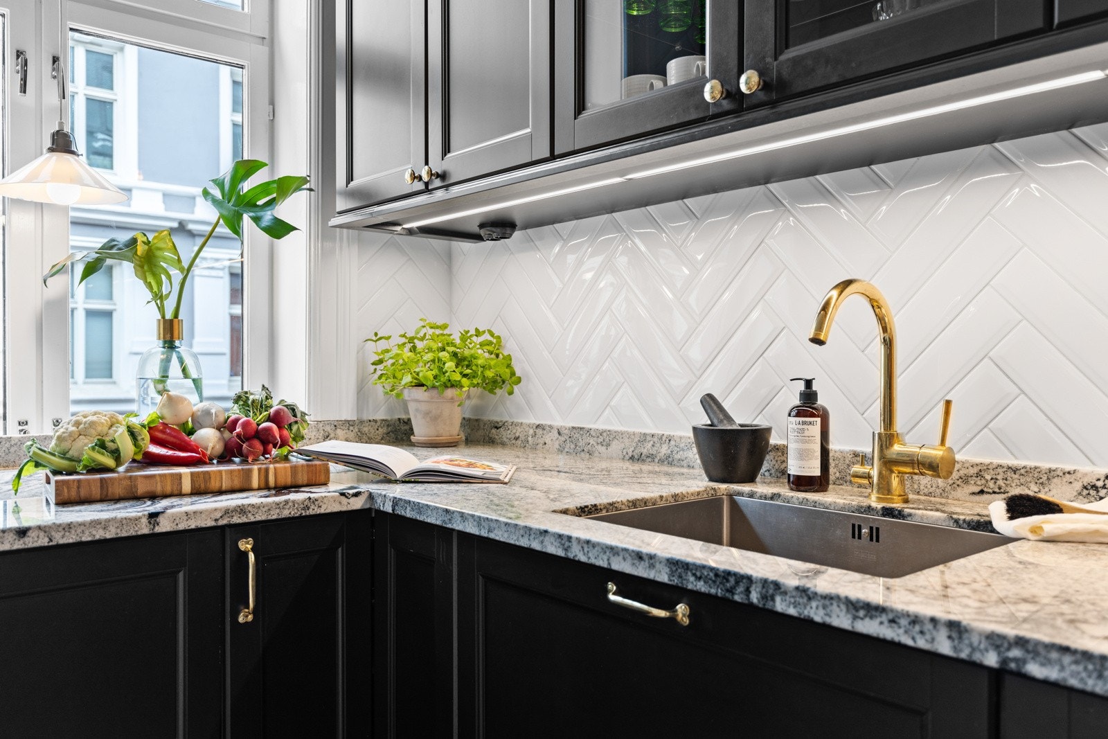 Legg også merke til den flotte benkeplaten i ekte granitt med underlimt oppvaskkum i rustfritt stål. Benkeplaten langs veggen med vinduet er 10cm dypere en standard, hvilket gjør at det finnes ekstra godt om plass for å tilberede maten. Galleribilde