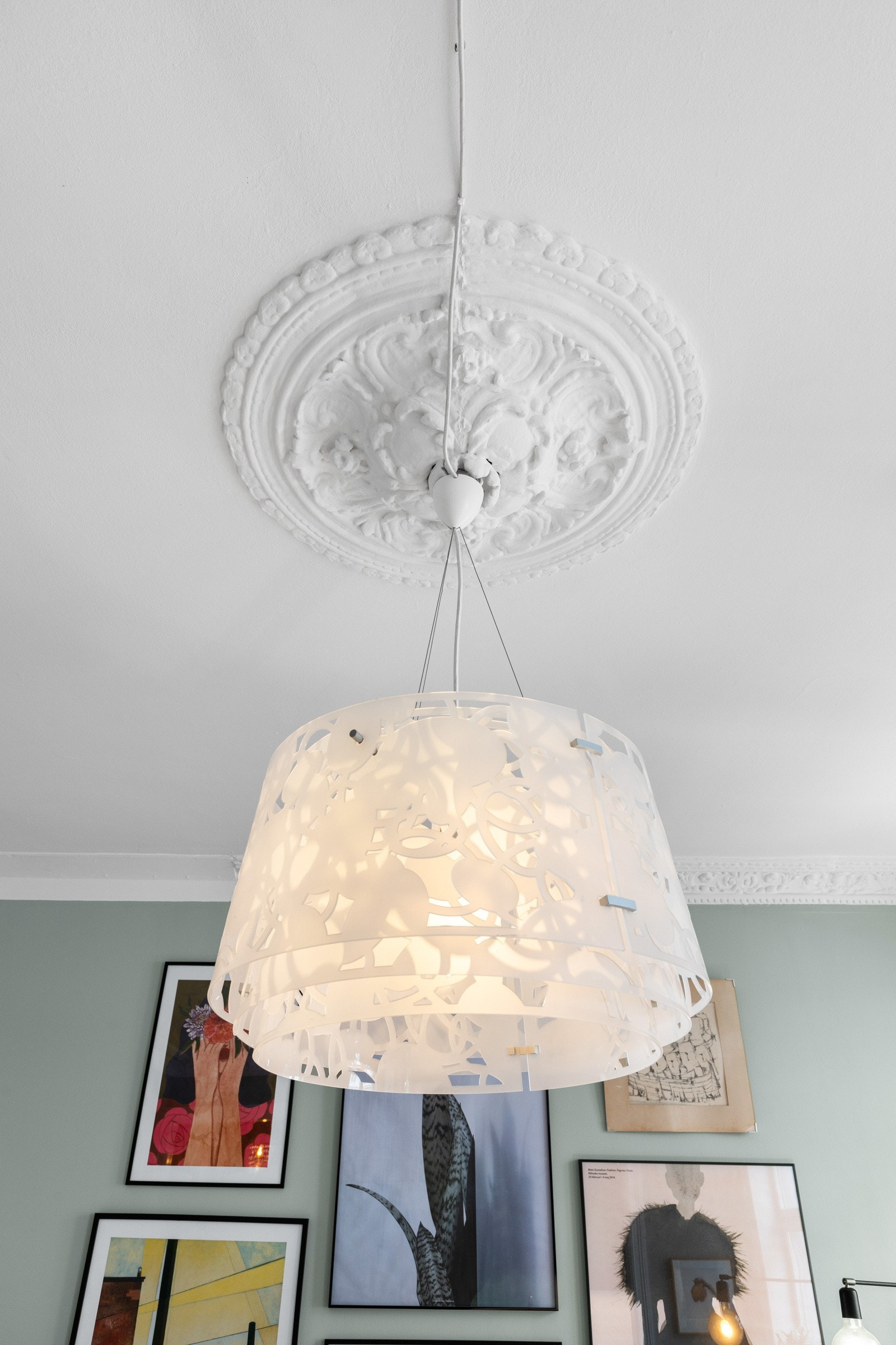 Rosetter i de forskjellige rommene setter et luksuriøst og klassisk preg på leiligheten. Galleribilde