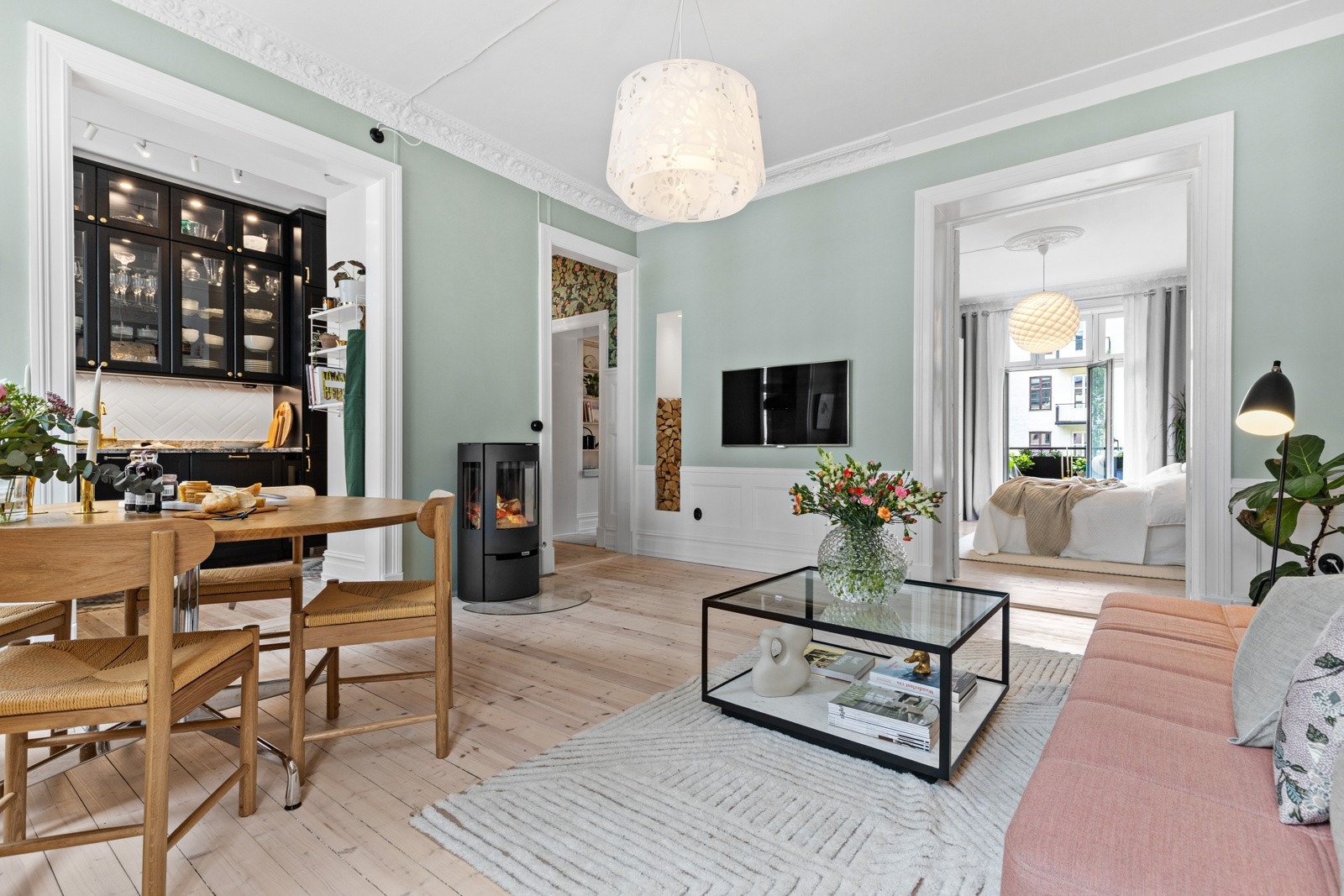 Som du kan se har denne stuen alt du kunne ønske deg i en stue med peisovn, avslapningssone og ikke minst et spisebord. Galleribilde