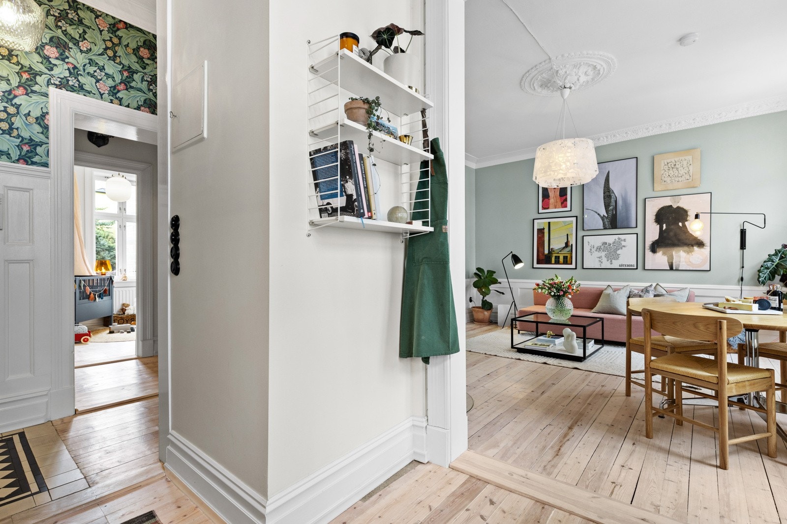 Legg også merke til de klassiske tregulvet i leiligheten. Galleribilde