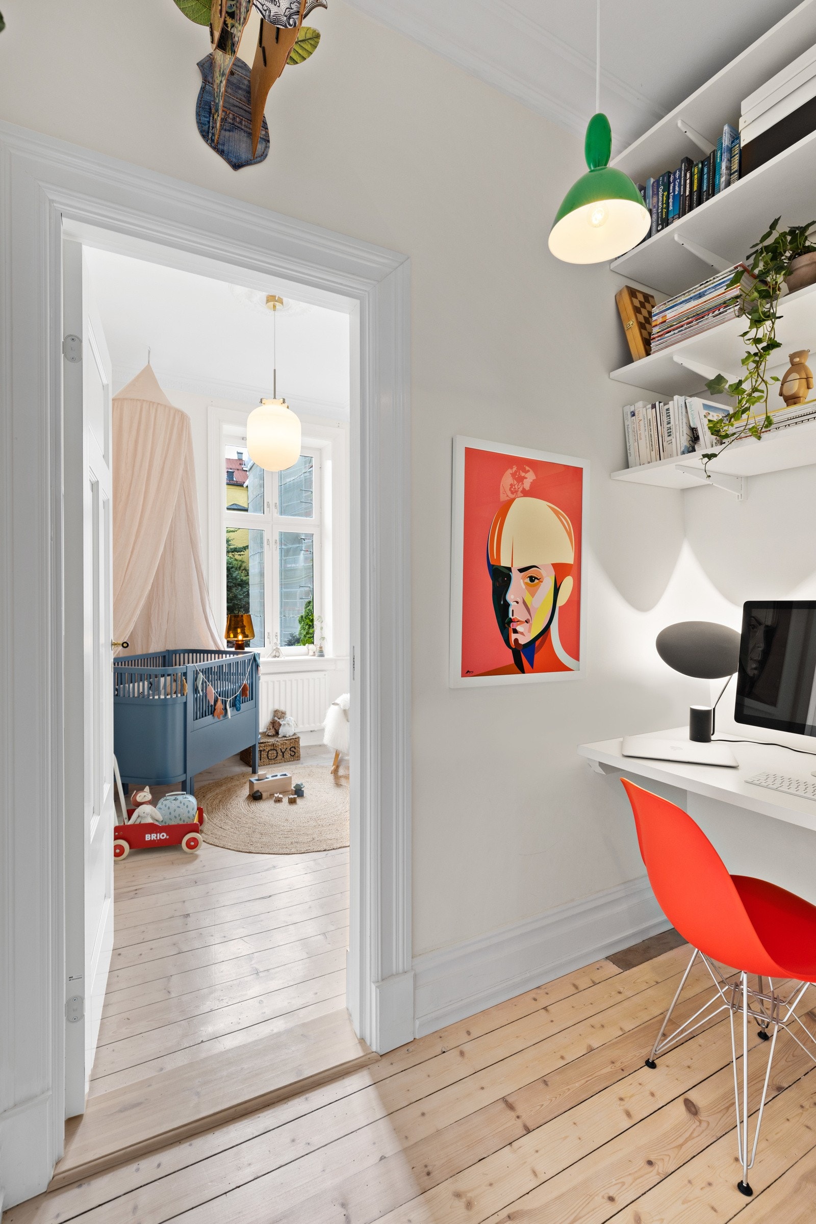 Mellom entrèen og soverom nummer to er det plass til et lite kontor. Galleribilde