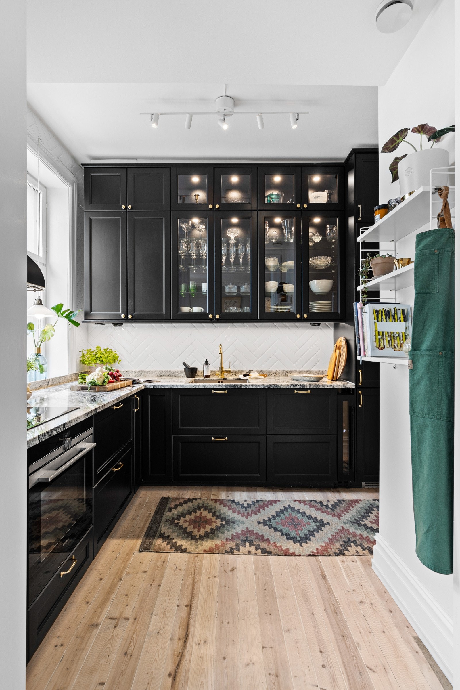 Også her kommer en form for et klassisk preg frem med de svarte profilerte frontene og messingdetaljer. Galleribilde