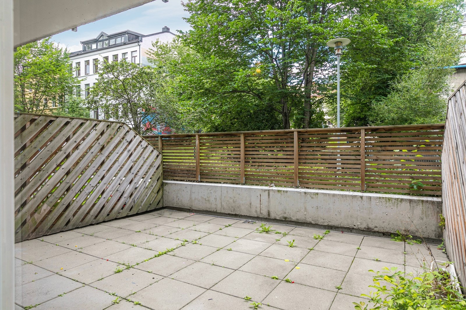 Stor markterrasse med plass til utemøbler og grill Galleribilde