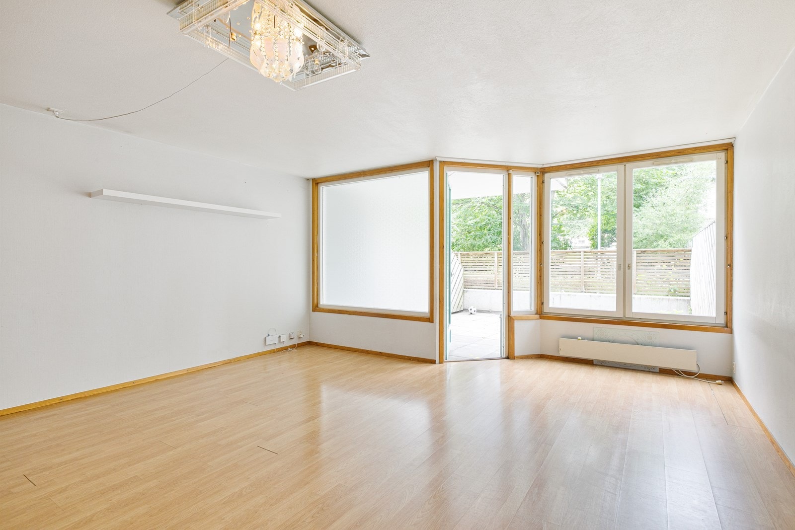 Lys og romslig stue med store vinduer og gode lysforhold. Fra stue er det utgang til stor uteplass Galleribilde