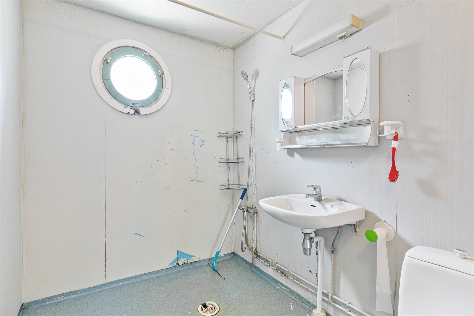 Badet har både toalett og dusj Galleribilde