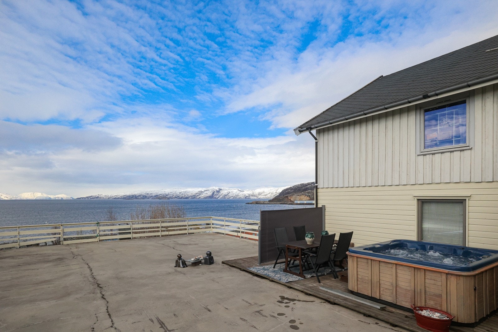 Stor terrasse med nydelig utsikt Galleribilde