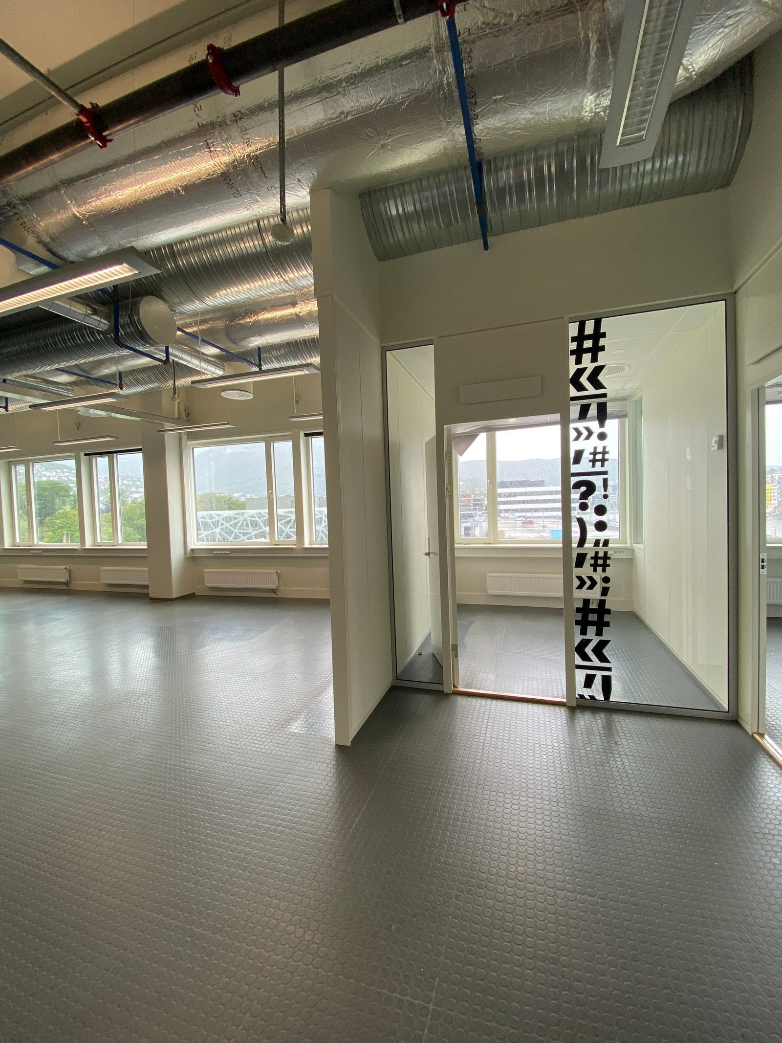 Lokalene består av åpent landskap, og cellekontorer. Galleribilde