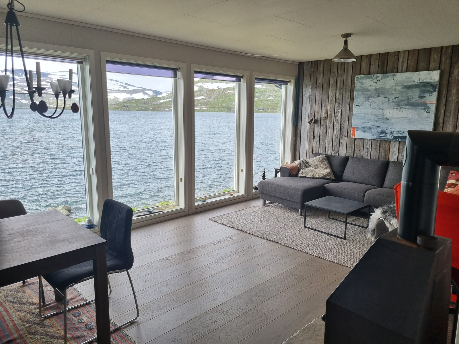 Stue og litt av spisebordet Galleribilde