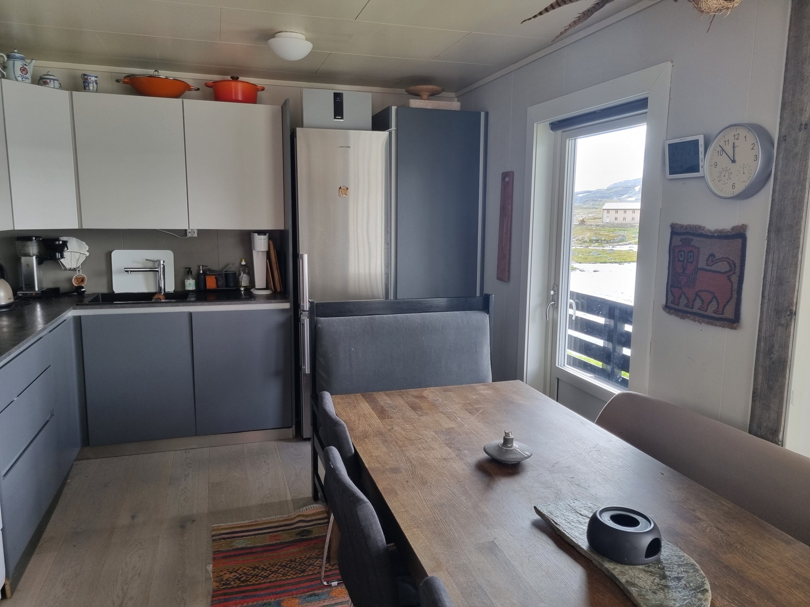 Kjøkken, spisebord og utgangen til veranda Galleribilde