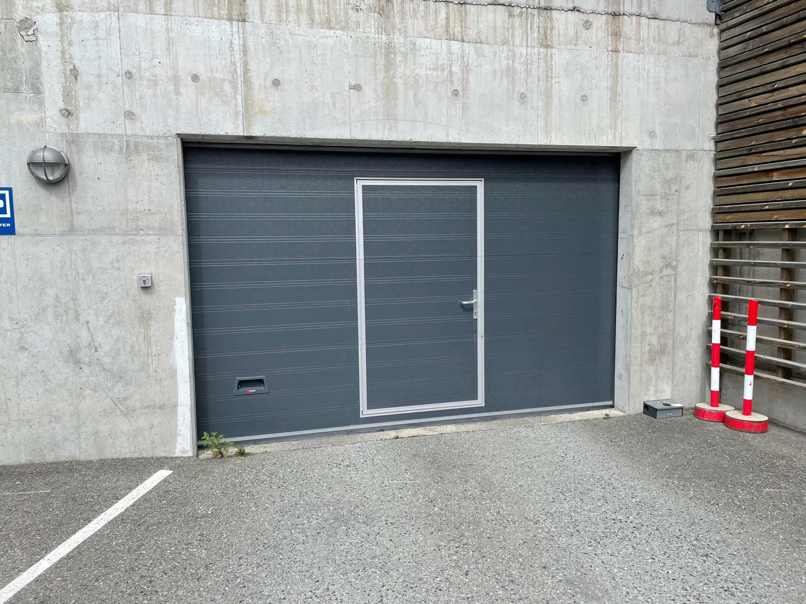 Innkjørsel til garasjeanlegg Galleribilde