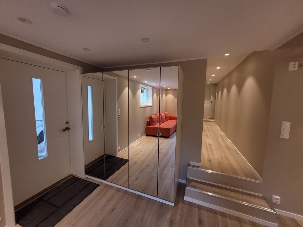 Inngangsparti - nye garderobeskap Galleribilde