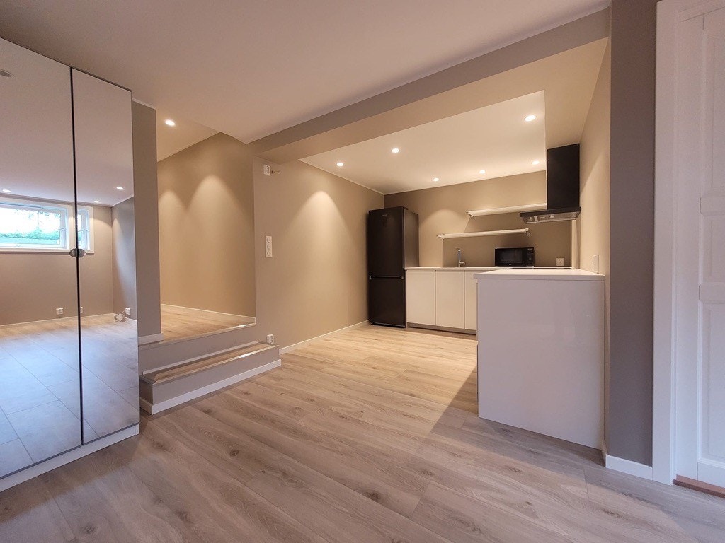 Kjøkken - med oppvaskmaskin, micro, kjøl/frys - alt nytt Galleribilde