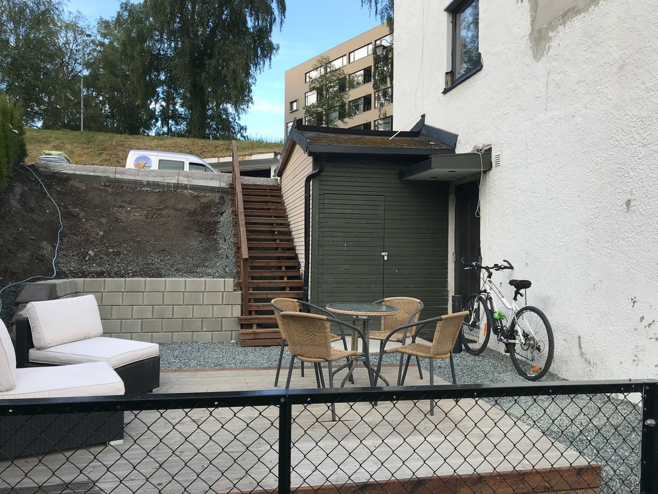 Egen utedel som kun disponeres av de som leier de 2 hyblene. Fasaden er pusset opp etter bildet ble tatt Galleribilde